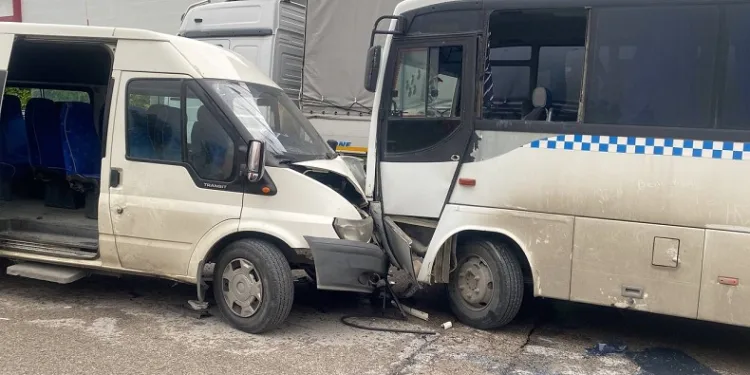 İki işçi servisi kafa kafaya çarpıştı