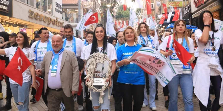 İzmit Belediyespor şehir merkezinde şampiyonluk kutladı