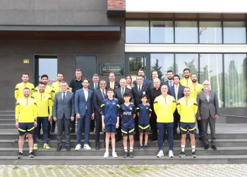 Fenerbahçe’nin deprem bölgesine aktardığı 1050 konteyner bağışının imza töreni yapıldı.