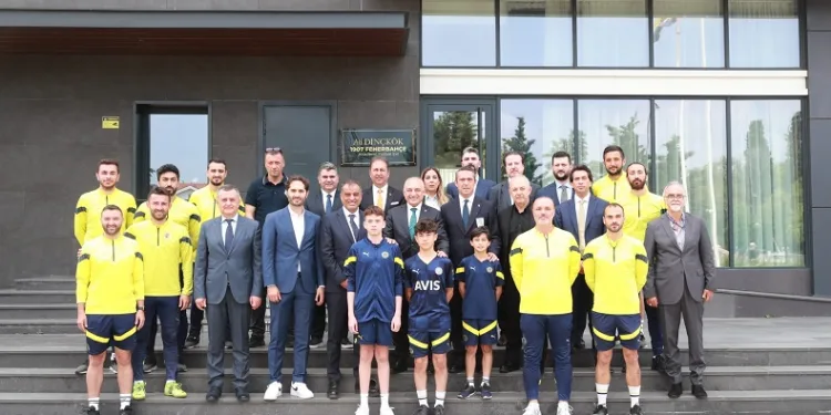 Fenerbahçe’nin deprem bölgesine aktardığı 1050 konteyner bağışının imza töreni yapıldı.