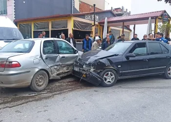 İki otomobil çarpıştı: 2 yaralı