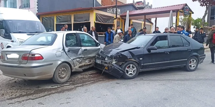 İki otomobil çarpıştı: 2 yaralı