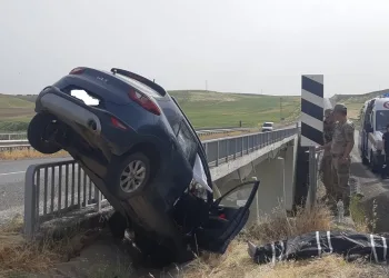 Feci kazada otomobil köprüde asılı kaldı