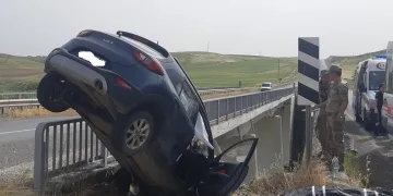 Feci kazada otomobil köprüde asılı kaldı