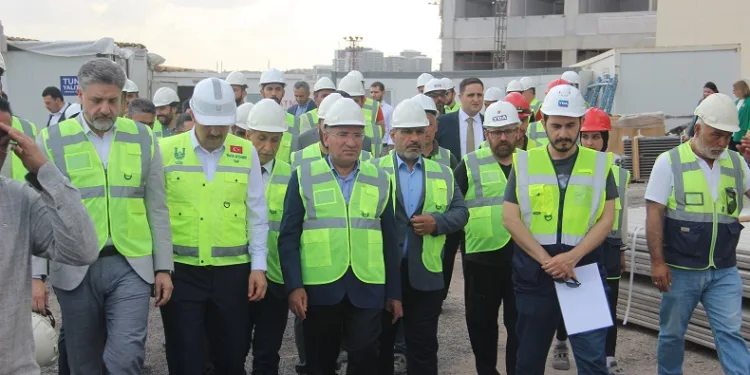 Adalet Bakanı Bozdağ, Şanlıurfa’da şehir hastanesi inşaatını gezdi