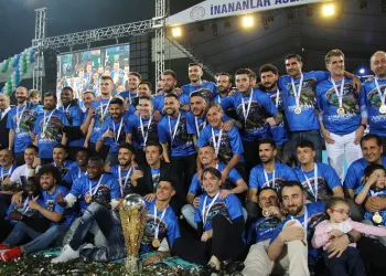 Çaykur Rizespor, 1. Lig kupasını kaldırdı