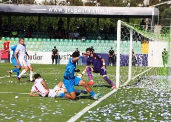 Göztepe’nin kalecisi Arda Özçimen performansıyla beğeni topladı