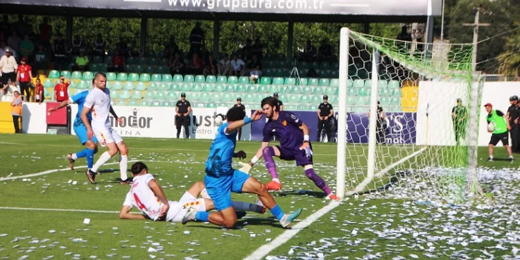 Göztepe’nin kalecisi Arda Özçimen performansıyla beğeni topladı