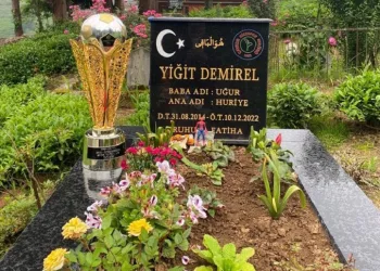 Çaykur Rizespor’un şampiyonluk kupası minik Demirel’in kabrine götürüldü