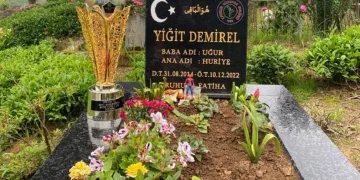 Çaykur Rizespor’un şampiyonluk kupası minik Demirel’in kabrine götürüldü