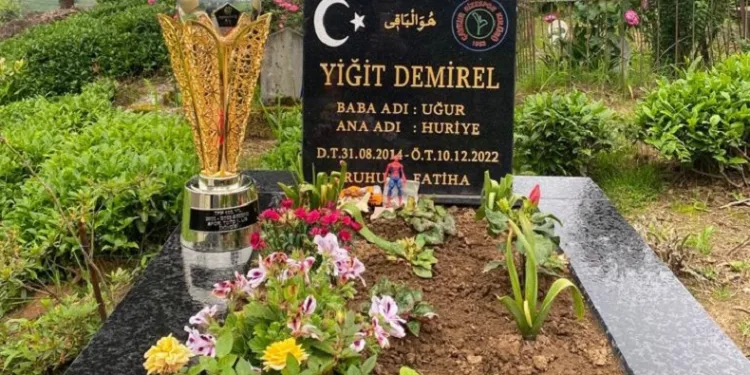 Çaykur Rizespor’un şampiyonluk kupası minik Demirel’in kabrine götürüldü