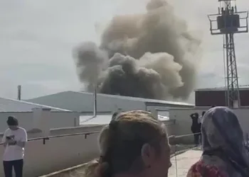 Fabrika yangınında 8 işçi hastaneye kaldırıldı