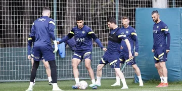 Fenerbahçe, Antalyaspor maçı öncesi kampa girdi