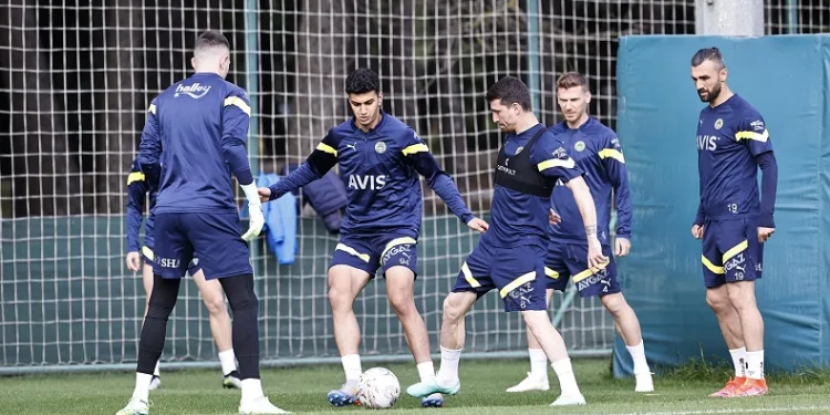 Fenerbahçe, Antalyaspor maçı öncesi kampa girdi