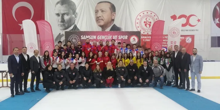 Curlingte heyecan sürüyor