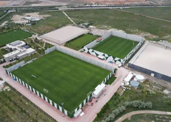 Konyaspor tesislerine 2 yeni çim saha