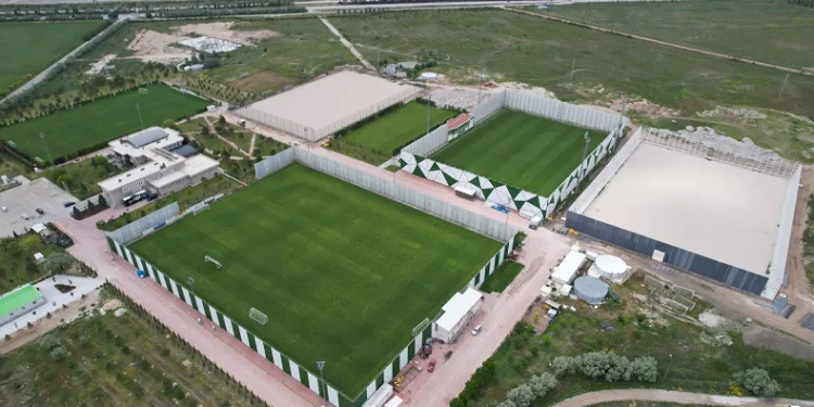 Konyaspor tesislerine 2 yeni çim saha