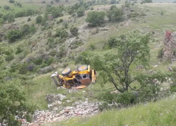 Kontrolden çıkan iş makinesi uçuruma devrildi