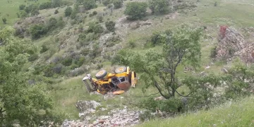 Kontrolden çıkan iş makinesi uçuruma devrildi