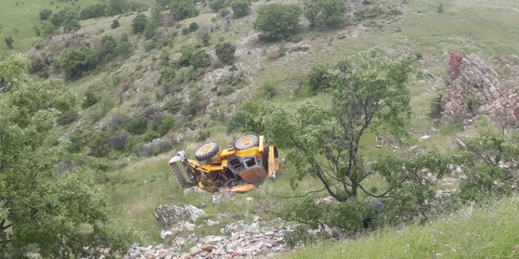 Kontrolden çıkan iş makinesi uçuruma devrildi