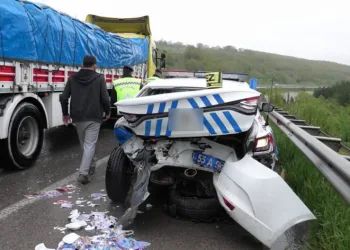 Otomobil park halindeki polis aracına çarptı
