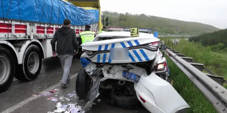 Otomobil park halindeki polis aracına çarptı