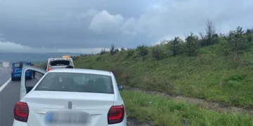 TEM Otoyolu’nda otomobil bariyerlere çarptı