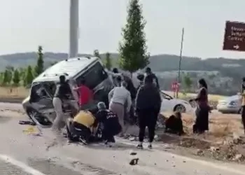 Otomobil ile hafif ticari araç çarpıştı