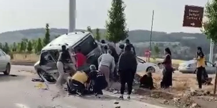 Otomobil ile hafif ticari araç çarpıştı