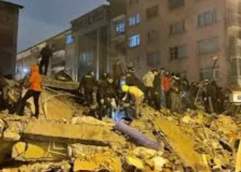 Malatya’da bina çöktü enkaz altında kalanlar var