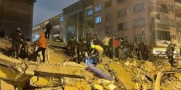 Malatya’da bina çöktü enkaz altında kalanlar var