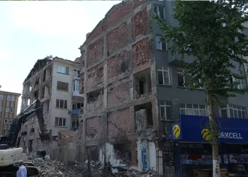 Ağır hasarlı binaların yıkımı sürüyor
