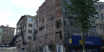 Ağır hasarlı binaların yıkımı sürüyor