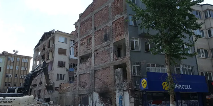 Ağır hasarlı binaların yıkımı sürüyor