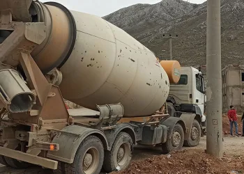 Beton mikserinin altında kaldı