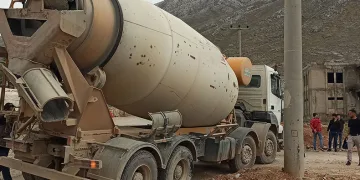 Beton mikserinin altında kaldı