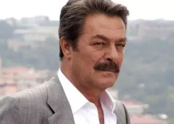 “Saygılı olun, ayağa kalkın ve alkışlayın”
