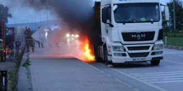 Seyir halindeki tırın tekerleri yandı