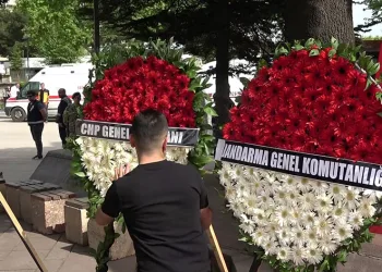Şehit yakınları Kılıçdaroğlu’nun çelengini parçaladı