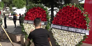 Şehit yakınları Kılıçdaroğlu’nun çelengini parçaladı