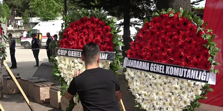 Şehit yakınları Kılıçdaroğlu’nun çelengini parçaladı
