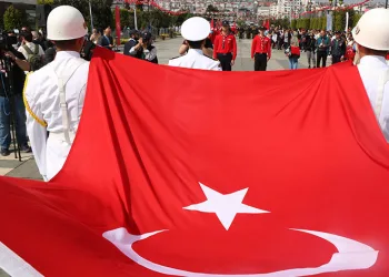 Atatürk’ü temsil eden bayrak karaya çıktı