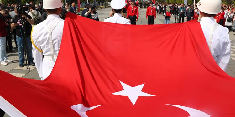 Atatürk’ü temsil eden bayrak karaya çıktı