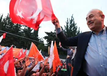 “Suriyelileri gönderelim ama insani bir şekilde”