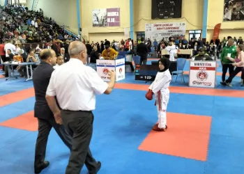 Karate Şampiyonası’nda skandal hakem kararı