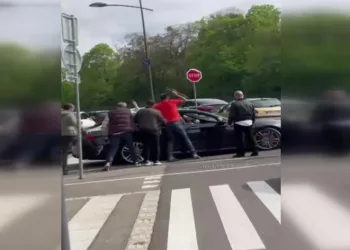 Fransa’da Türk seçmenlerin aracına saldırı