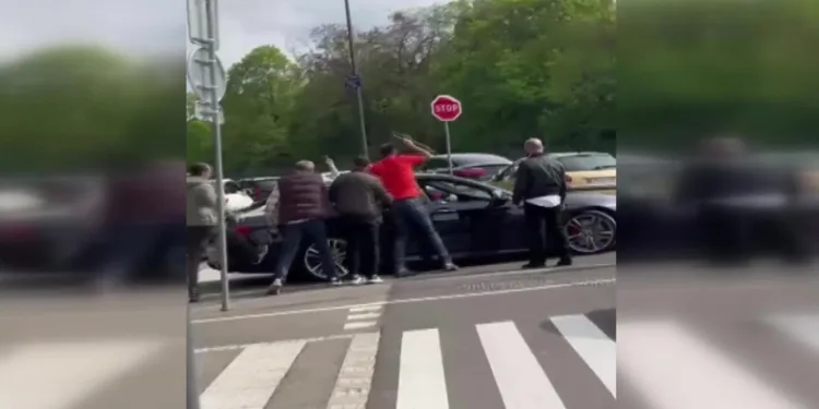 Fransa’da Türk seçmenlerin aracına saldırı