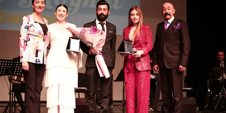 Bursa’da unutulmayan şarkılarla müzik dolu gece