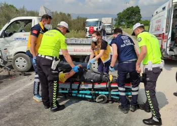 Motosiklet ile kamyonet çarpıştı: 1’i ağır 2 yaralı