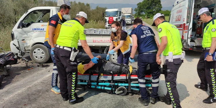 Motosiklet ile kamyonet çarpıştı: 1’i ağır 2 yaralı